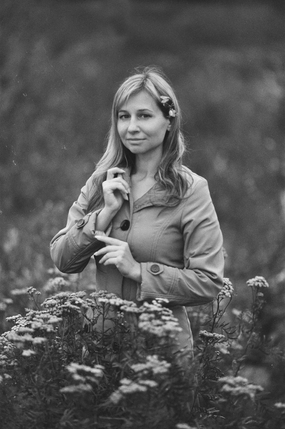 欧美黑白风格花丛美女写真图片